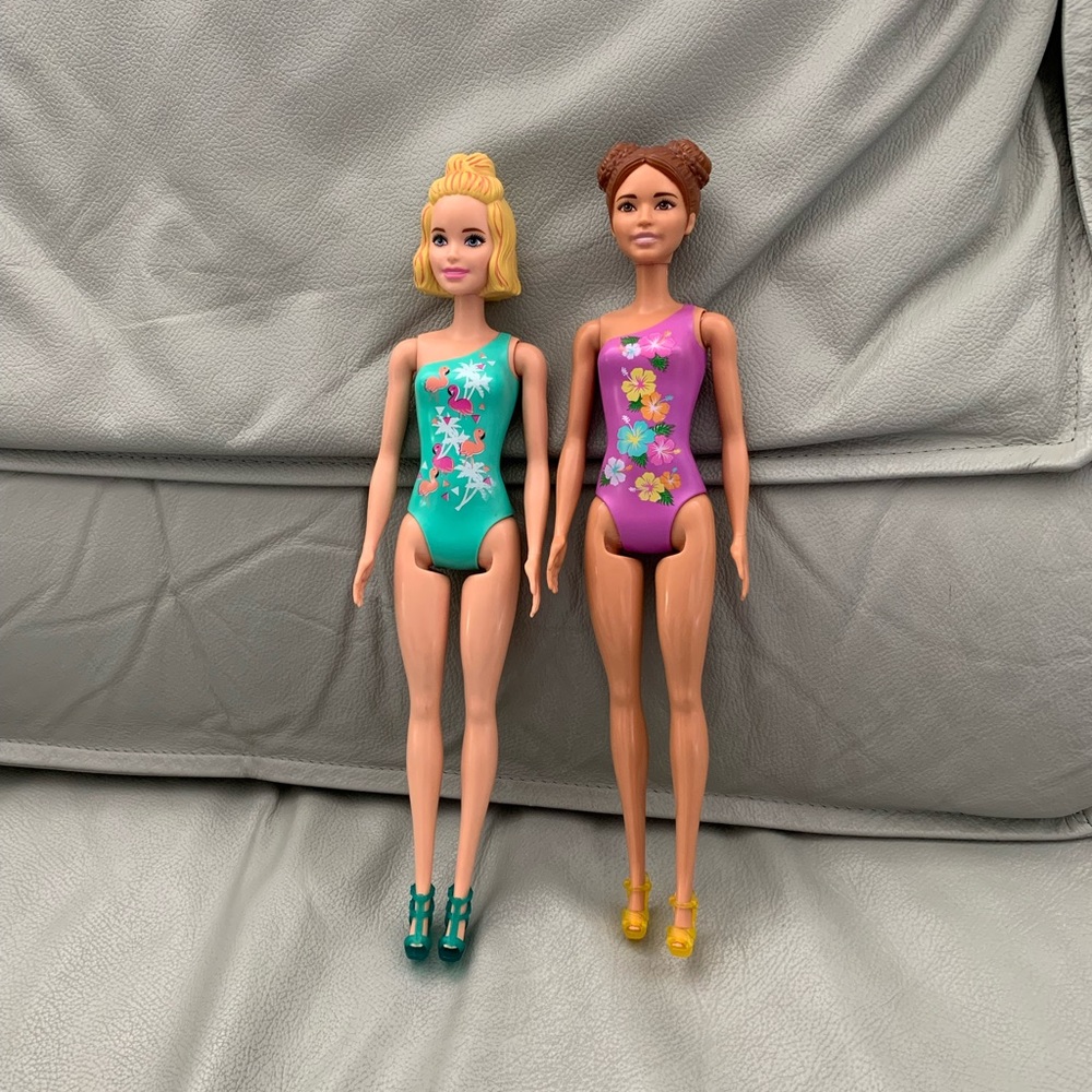2 Barbies